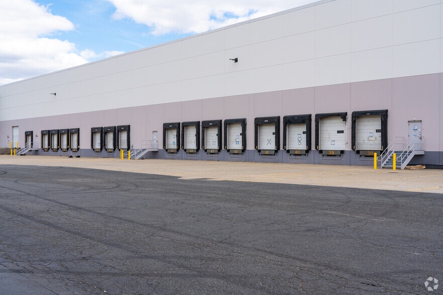 More Photos Of 25 Colony Rd, Jersey City Warehouse For Lease