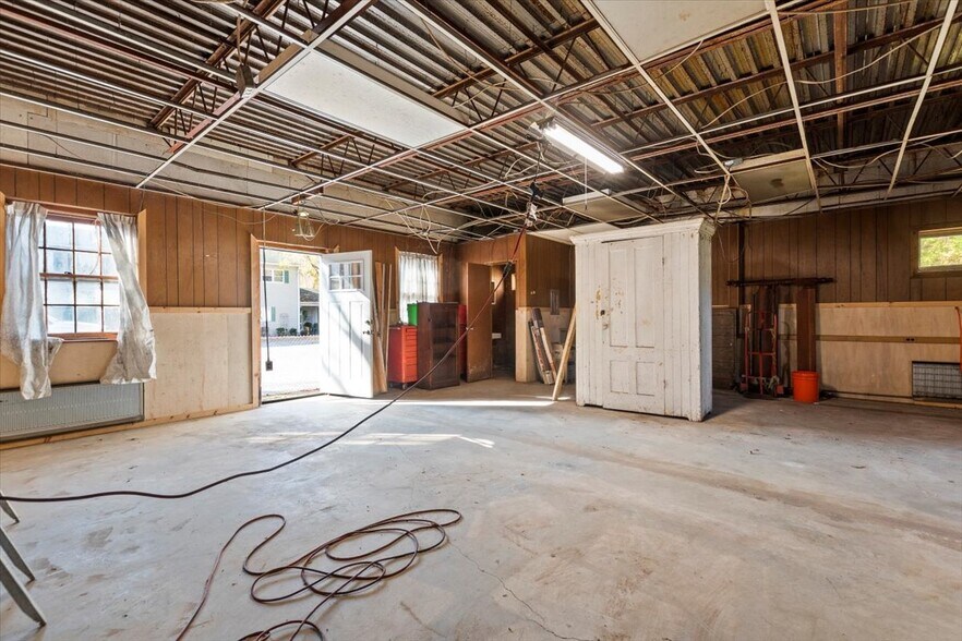 More Photos Of 256 Benmont Ave, Bennington Freestanding For Sale