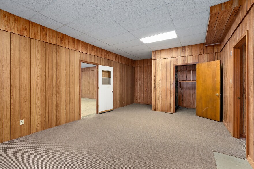 More Photos Of 155 N Broadway Ave, Booneville Storefront For Sale