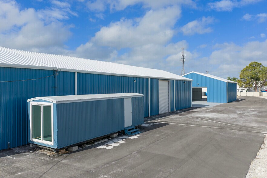 More Photos Of 120 Pinckney St, Oldsmar Warehouse For Lease