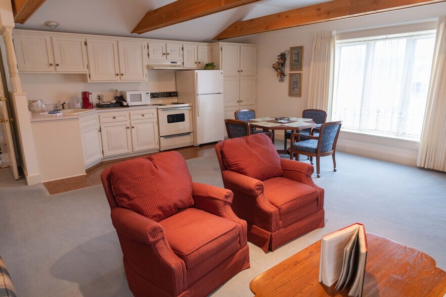 More Photos Of 1111 Washington St, Pella Hospitality For Sale