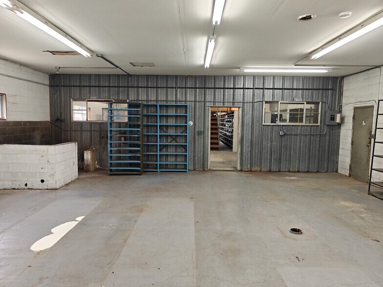More Photos Of 908 W C St, McCook Auto Repair For Sale