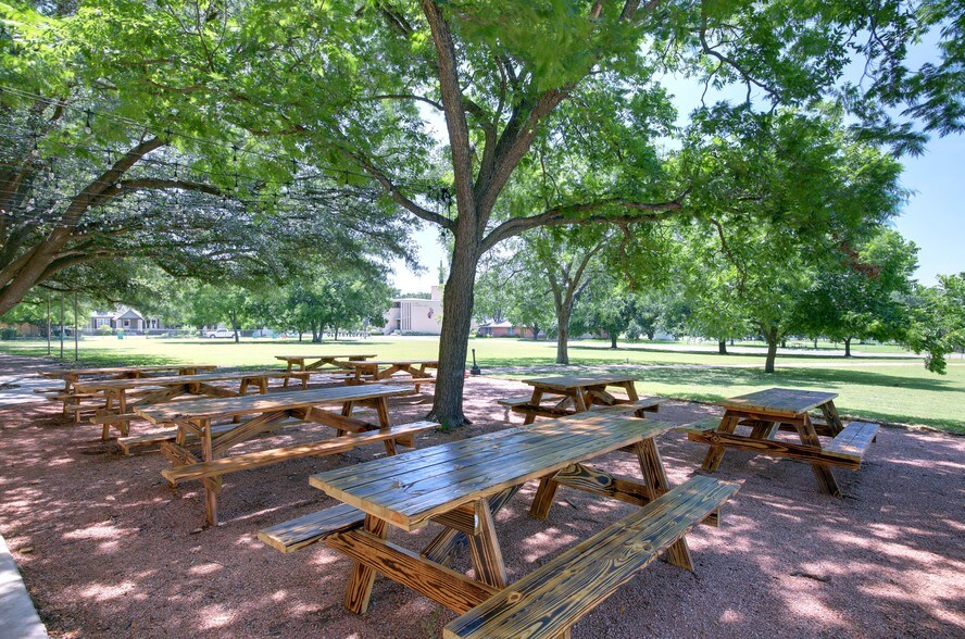 More Photos Of 410 W 7th St, Taylor Research And Development For Lease