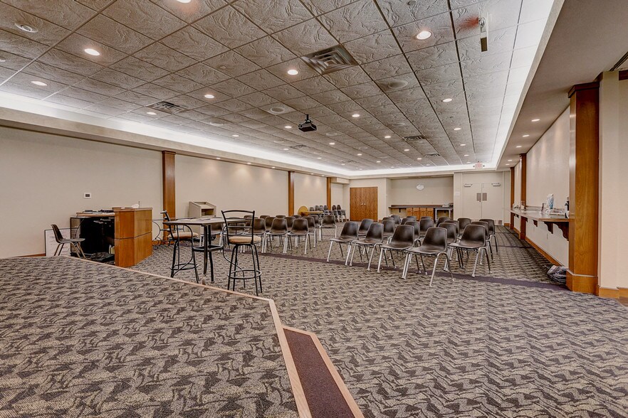 More Photos Of N28W23000 Roundy Dr, Pewaukee Office For Sale