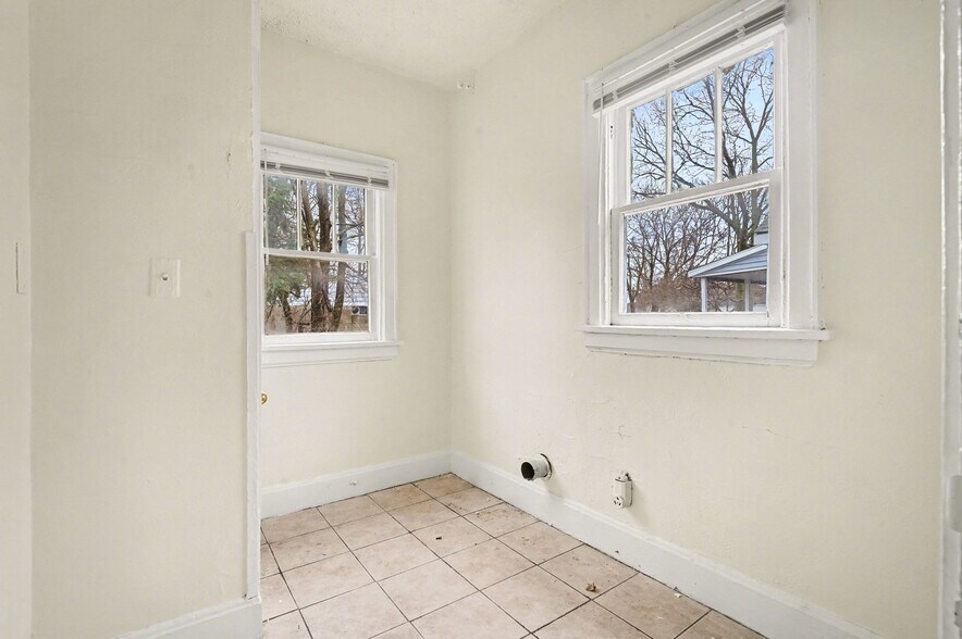 More Photos Of 1830 Woodlawn Ave, Middletown Specialty For Sale