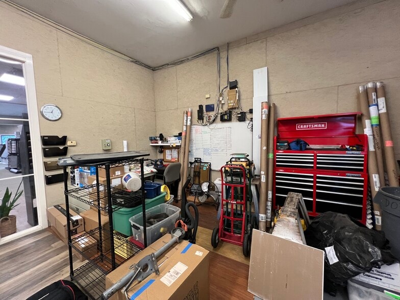 More Photos Of 14 Palmetto Business Park Rd, Hilton Head Island Showroom For Sale