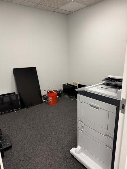 More Photos Of 565 Green Ln, Union Township Distribution For Lease