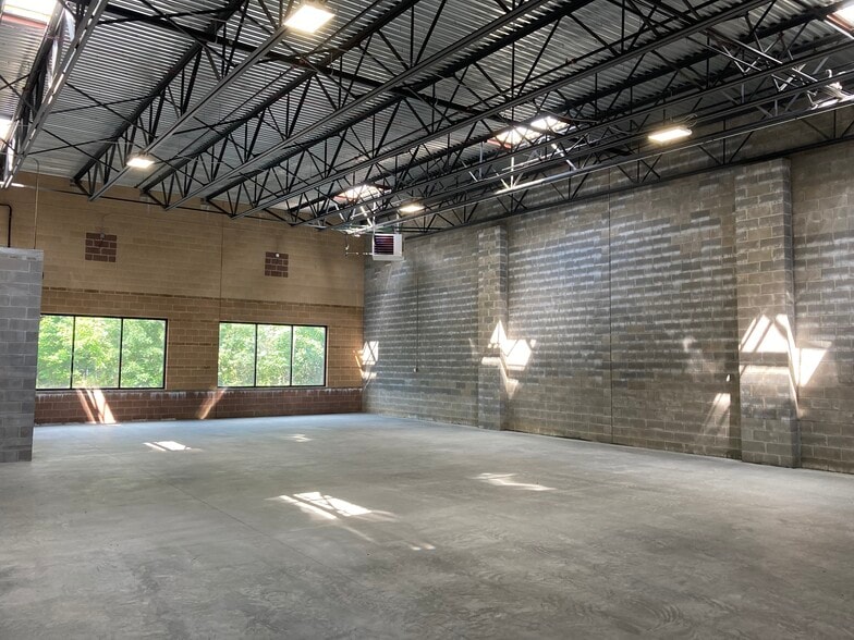 More Photos Of 78 Horseblock Rd, Yaphank Warehouse For Lease