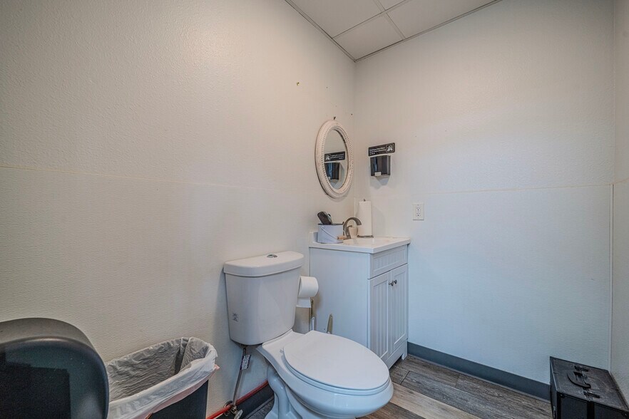 More Photos Of 109 N Main St, Seminole Restaurant For Sale