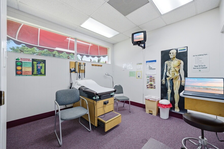 More Photos Of 1811 Bayshore Gardens Pky, Bradenton Medical For Sale