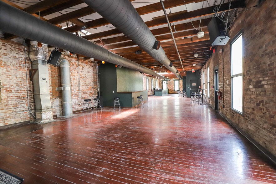 More Photos Of 109 S Main St, Gainesville Restaurant For Sale