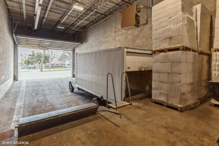 More Photos Of 5900 Howard St, Skokie Warehouse For Lease