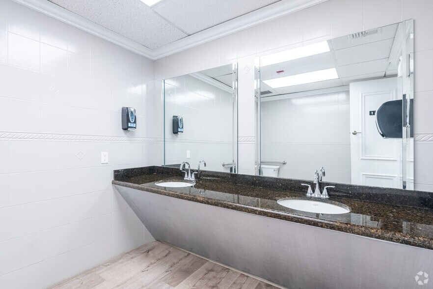 More Photos Of 2425 E Commercial Blvd, Fort Lauderdale Medical For Lease