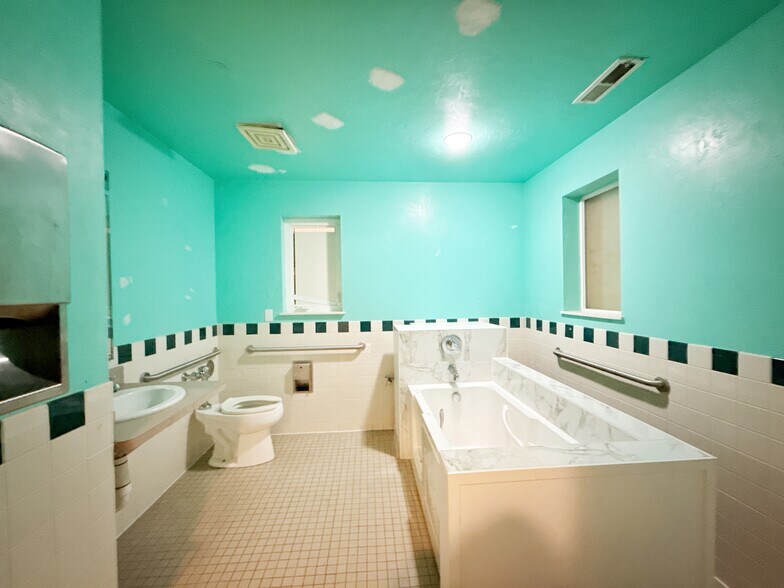 More Photos Of 9350 SE Taylor St, Portland Healthcare For Sale