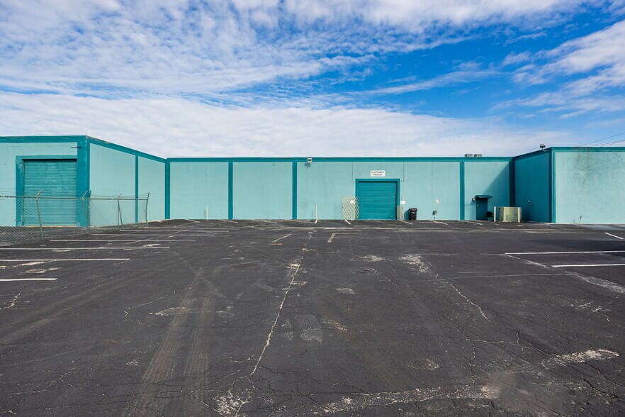 More Photos Of 2546-2578 Fowler St, Fort Myers Warehouse For Lease