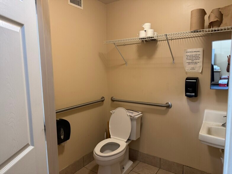 More Photos Of 2323 N State St, Bunnell Flex For Sale