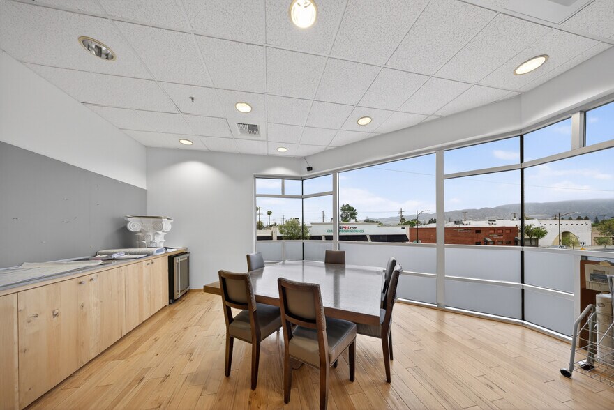 More Photos Of 3500 W Burbank Blvd, Burbank Office For Sale