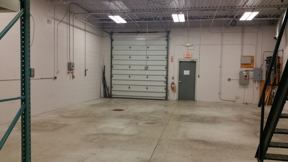 More Photos Of 9263 Ravenna Rd, Twinsburg Showroom For Lease