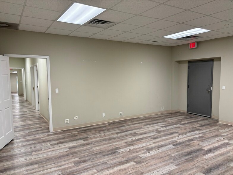 More Photos Of 4212 W Irving Park Rd, Chicago Office For Sale