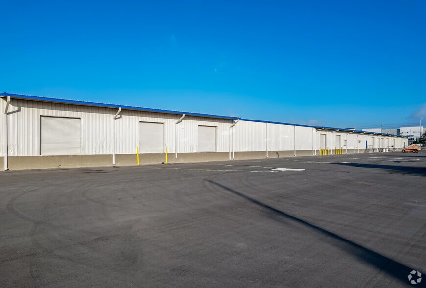 More Photos Of 13200 Automobile Blvd, Clearwater Warehouse For Lease