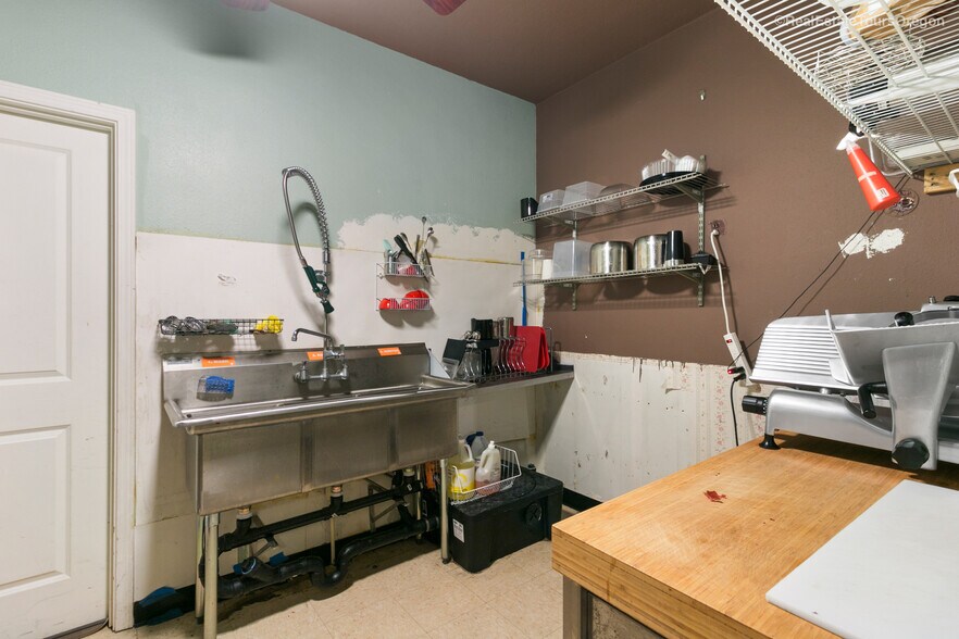 More Photos Of 1933-1937 Pacific Ave, Forest Grove General Retail For Sale