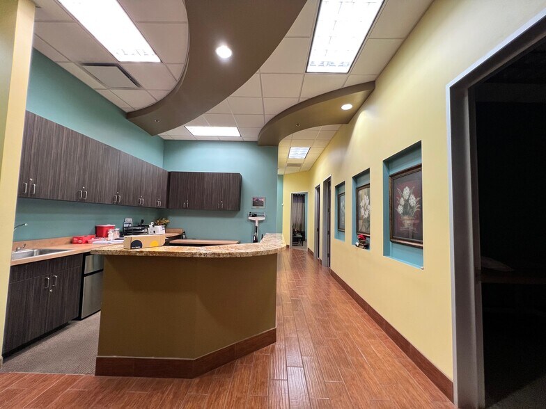 More Photos Of 9515 W Camelback Rd, Phoenix Office For Sale