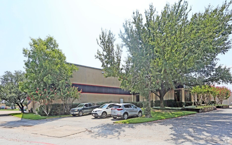 More Photos Of 3410 Century Cir, Irving Warehouse For Lease