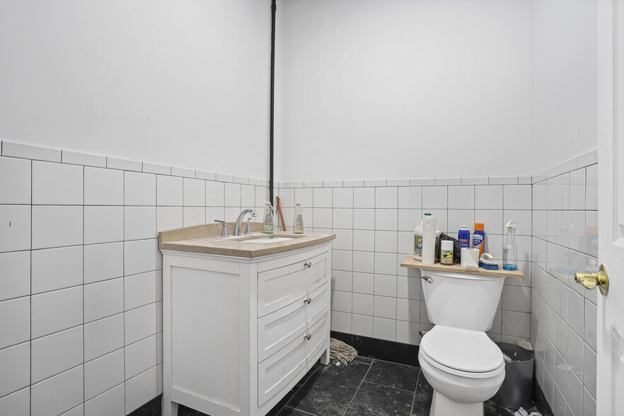 More Photos Of 6656 Myrtle Ave, Glendale Storefront Retail Residential For Lease