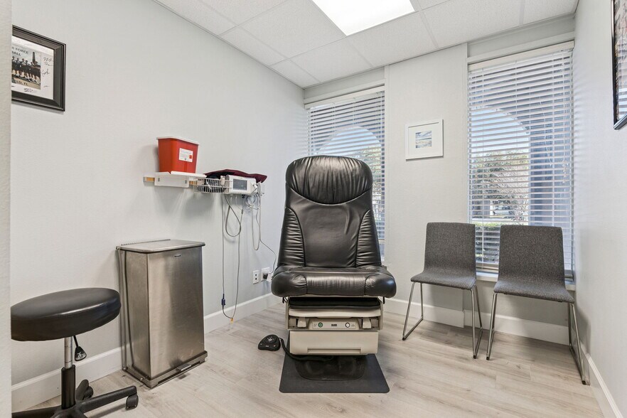 More Photos Of 17425 7th St, Montverde Office For Sale