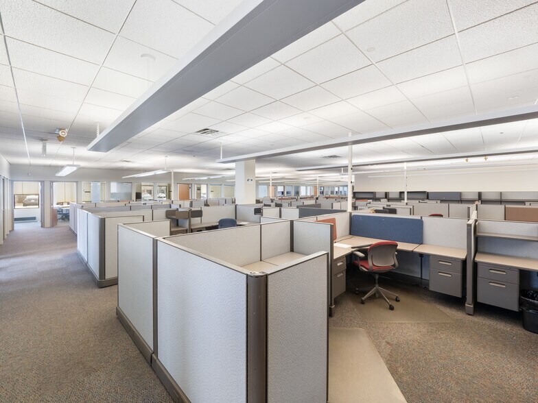 More Photos Of 1400 S Wolf Rd, Wheeling Office For Sale