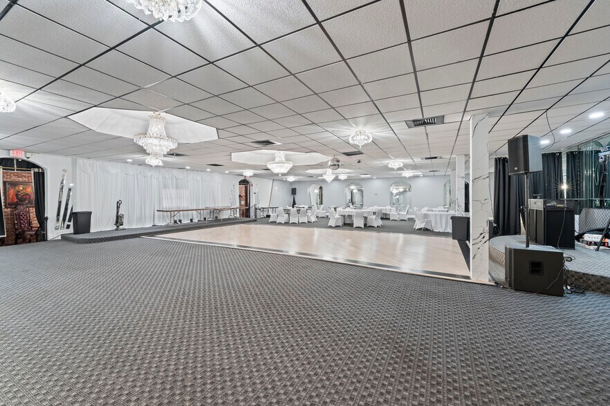 More Photos Of 10140 S Roberts Rd, Palos Hills Bar For Sale