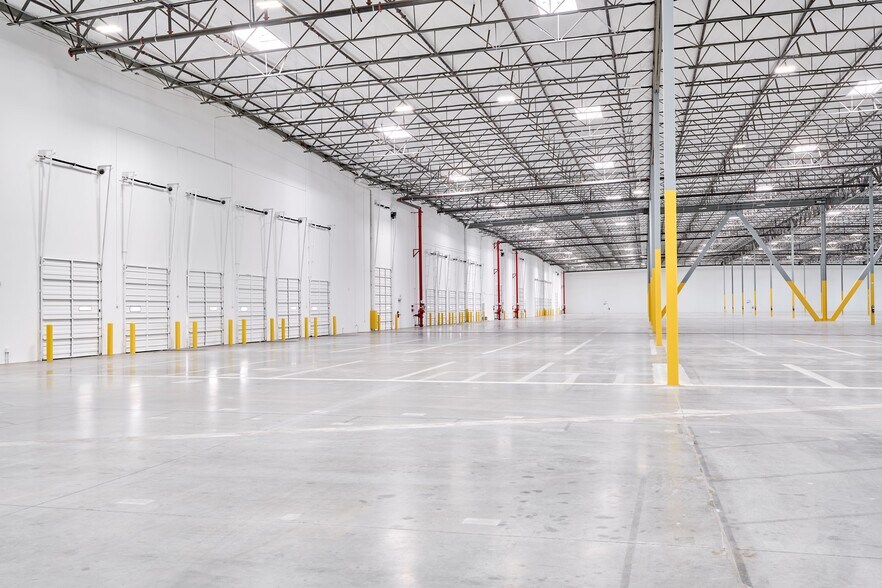 More Photos Of 29125 Avenue Paine, Valencia Warehouse For Lease