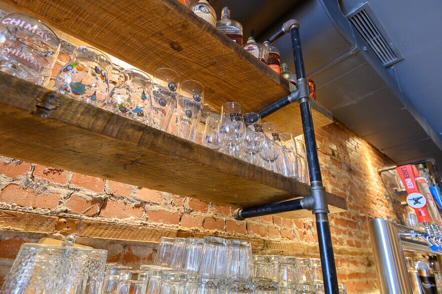 More Photos Of 207 Ottawa St N, Hamilton Storefront For Sale