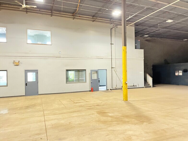 More Photos Of 270 E 167th St, Harvey Warehouse For Lease