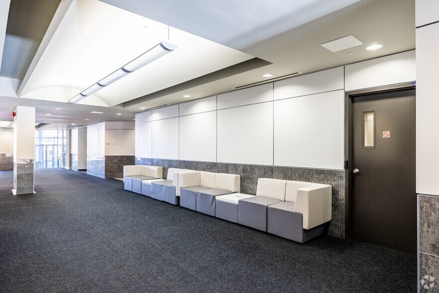 More Photos Of 3131 Boul Saint-Martin O, Laval Office For Lease