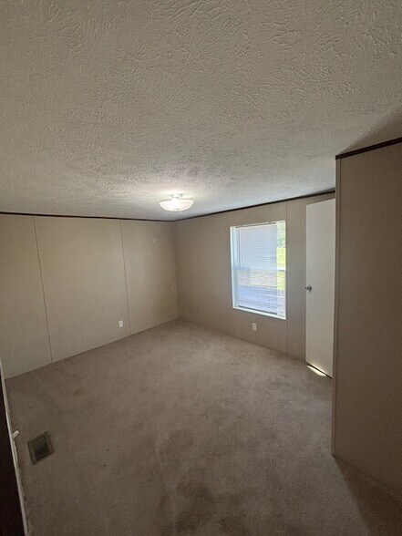 More Photos Of 13 Evergreen Cir, Dunlap Trailer Camper Park For Sale