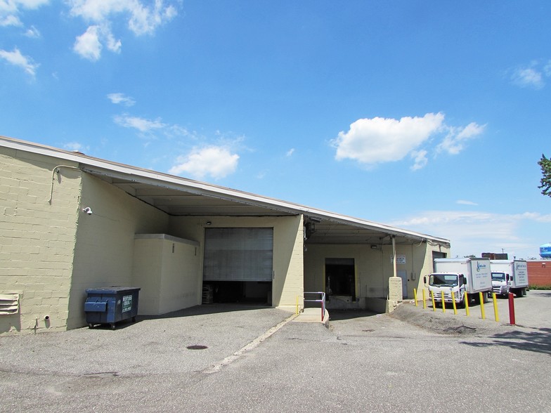 More Photos Of 201-223 Park Ave, Hicksville Warehouse For Lease