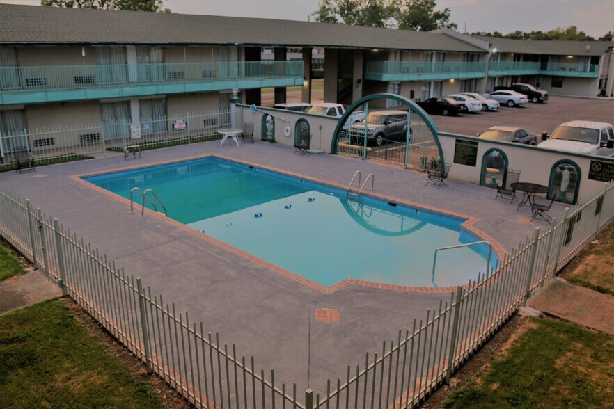 More Photos Of 400 Main St, Parsons Hotel For Sale