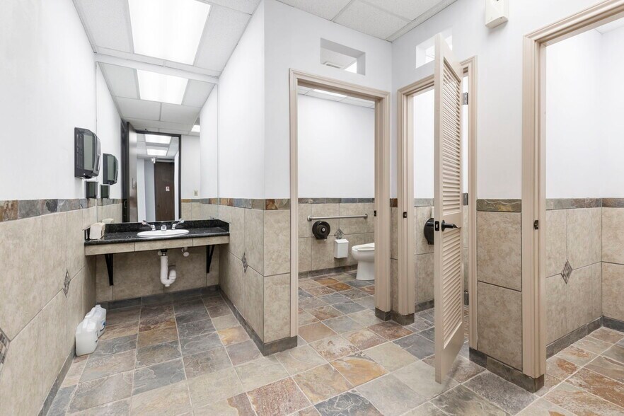 More Photos Of 17510 Red Oak Dr, Houston Office For Sale