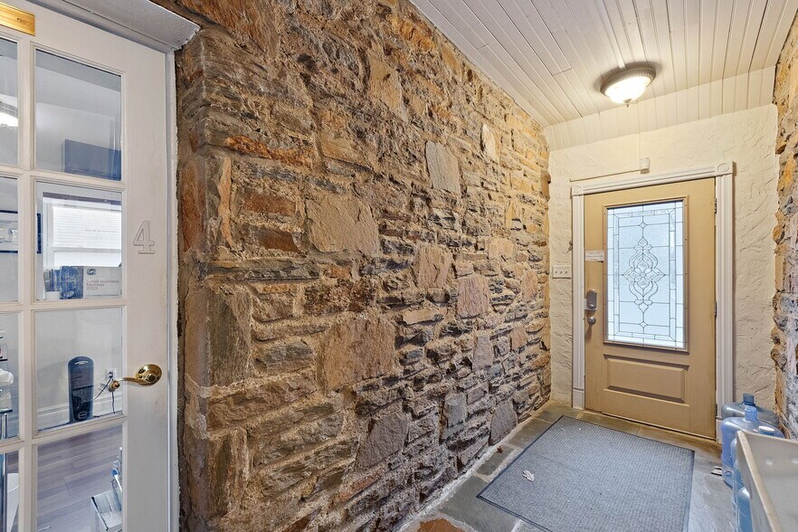 More Photos Of 112 Capitol Trl, Newark Medical For Sale