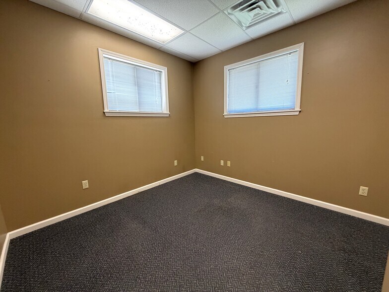 More Photos Of 305 N Mason St, Carrollton Office For Sale