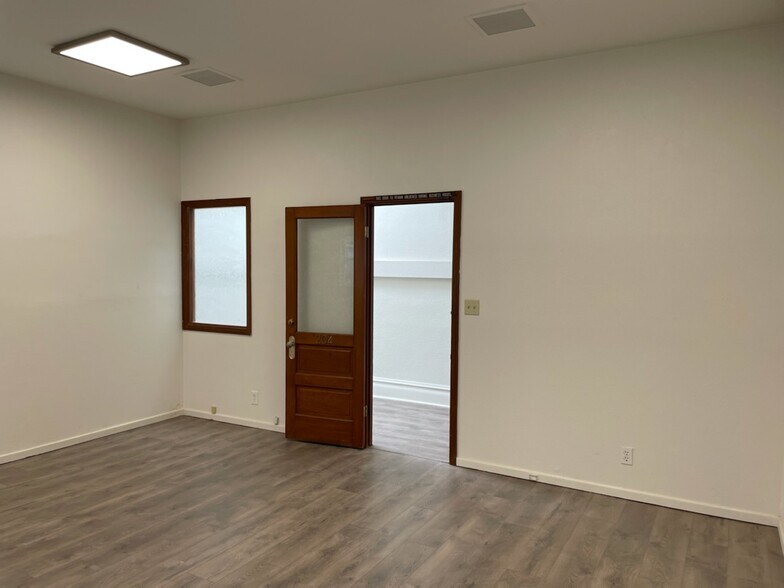 More Photos Of 412 W 4th St, Santa Ana Storefront Retail Office For Lease