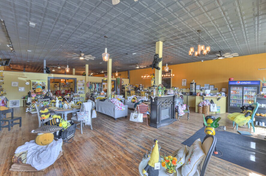 More Photos Of 108 W Walnut St, Smithville Restaurant For Sale