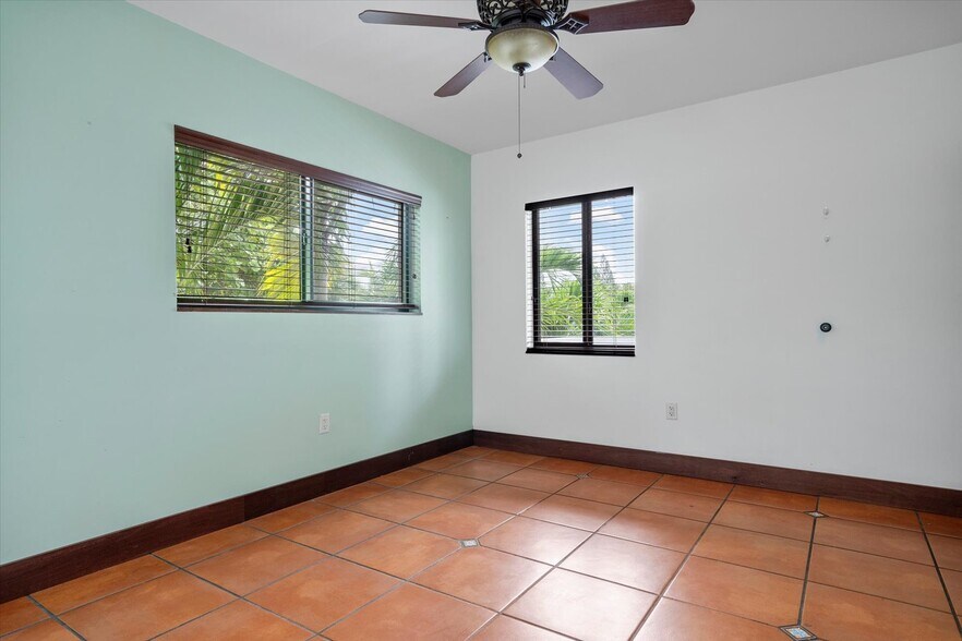 More Photos Of 333 Walnut St, Hollywood Hotel For Sale