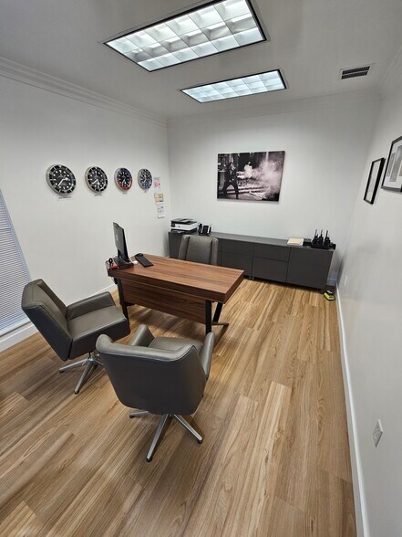 More Photos Of 3720 Clifton Pl, Montrose Flex For Lease