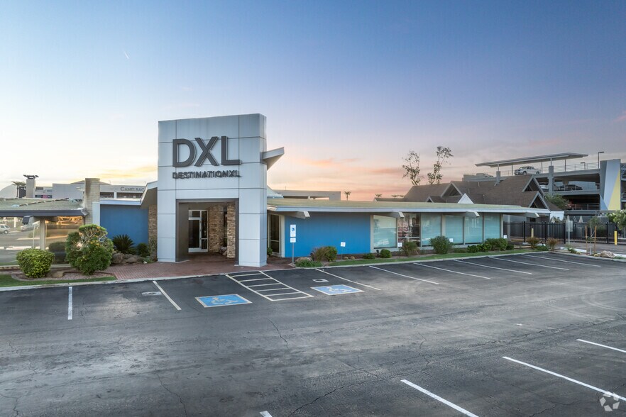 More Photos Of 1701 E Camelback Rd, Phoenix Freestanding For Lease