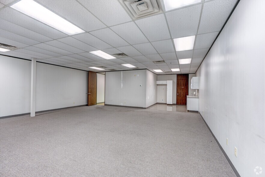 More Photos Of 17449-17497 Village Green Dr, Houston Unknown For Lease