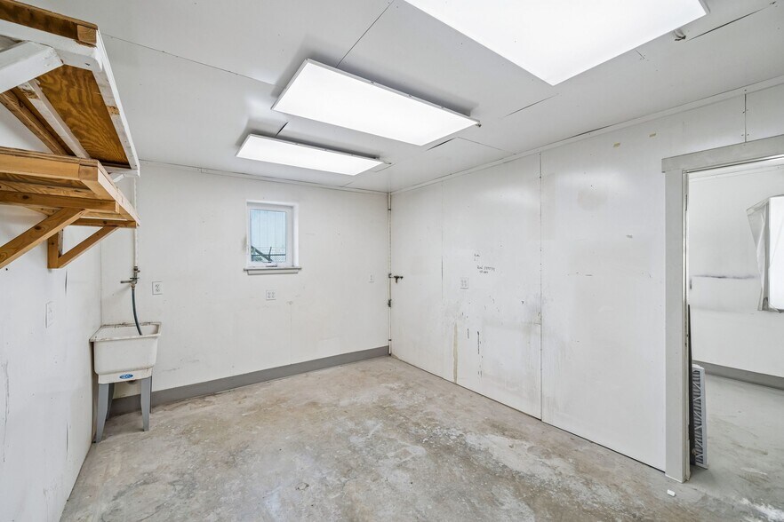 More Photos Of 1719 Signal Point Rd, Charleston Self Storage For Sale