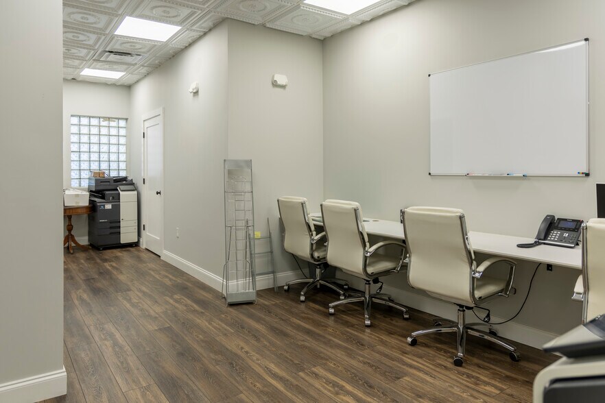 More Photos Of 1433 Main St, Sarasota Storefront For Lease