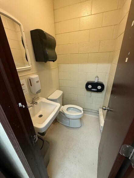 More Photos Of 815 Ellice Av, Winnipeg Convenience Store For Sale